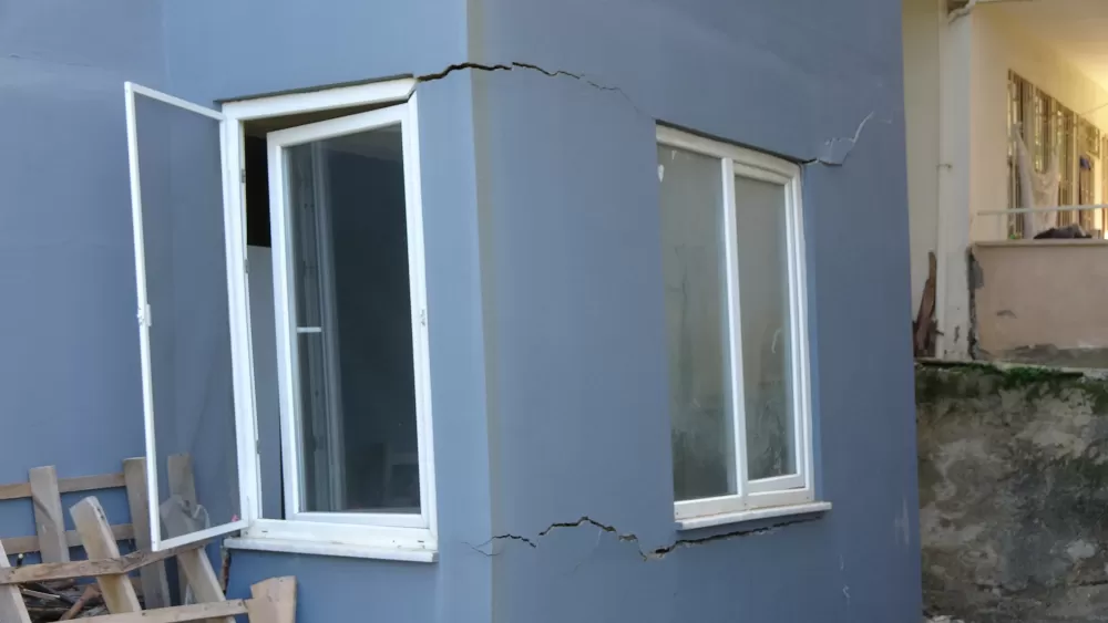 Antalya'da heyelan riski 3 bina tahliye edildi, sokak trafiğe kapatıldı