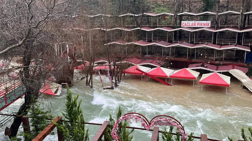 Alanya'da sağanak bilançosu! Dimçayı taştı, işletmeler sulara gömüldü  