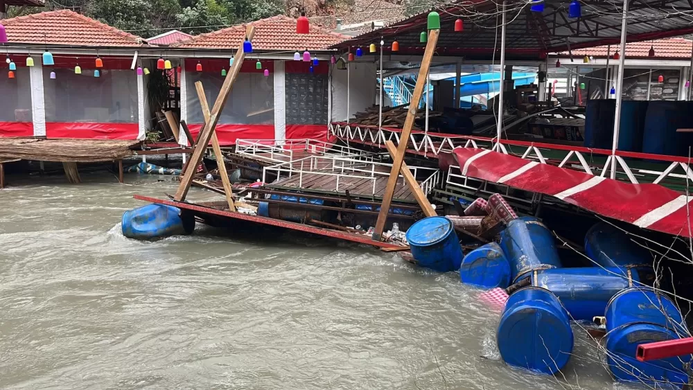 Alanya'da sağanak bilançosu! Dimçayı taştı, işletmeler sulara gömüldü  