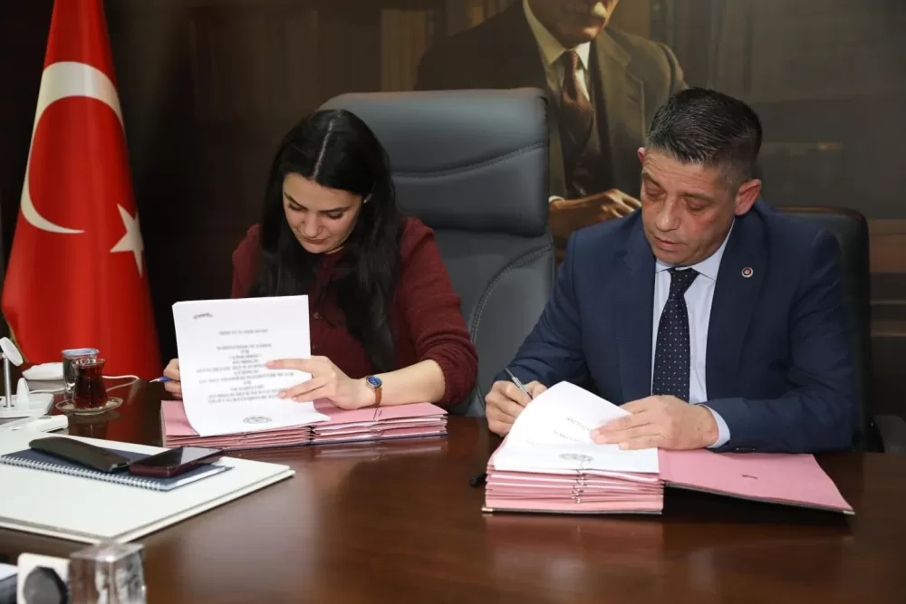 Bucak Belediyesi’nde işçinin yüzünü güldüren imzalar atıldı