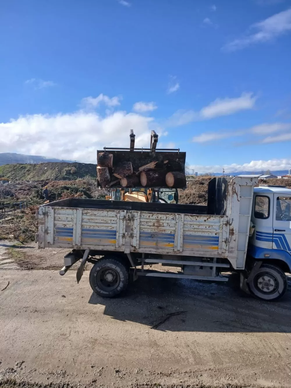 Burdur Belediyesi ihtiyaç sahibi ailelerin yanında! Sıcak bir kış için çalışıyorlar