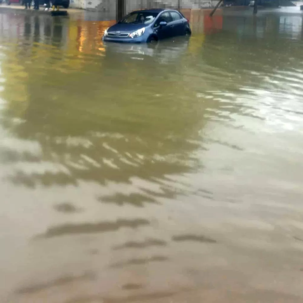 Antalya'da servis aracı mahsur kaldı! Ekipler tarafından tahliye edildiler