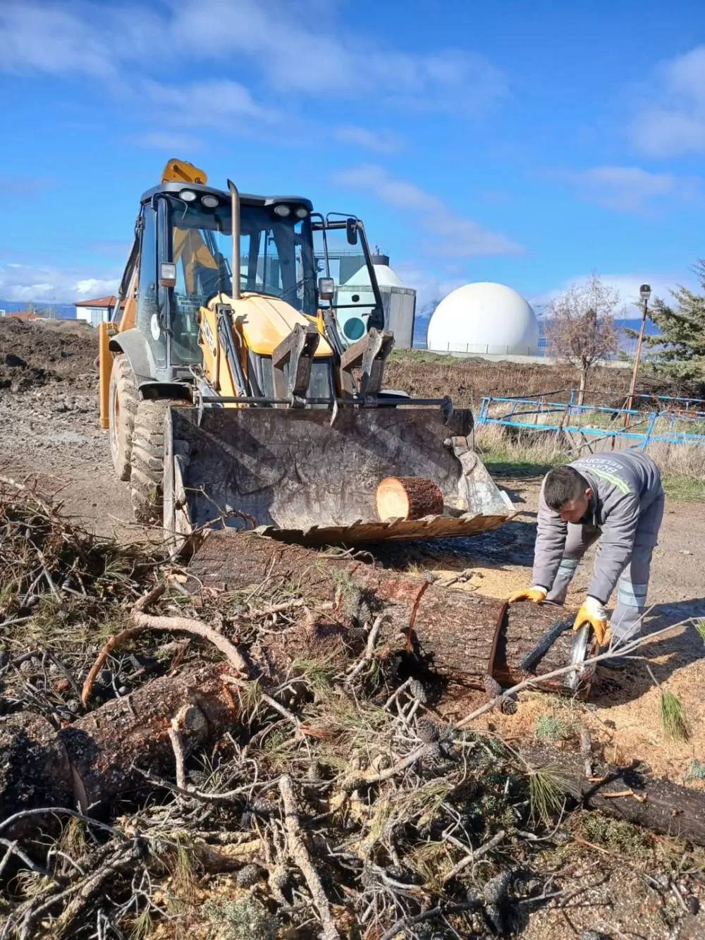 Burdur Belediyesi ihtiyaç sahibi ailelerin yanında! Sıcak bir kış için çalışıyorlar