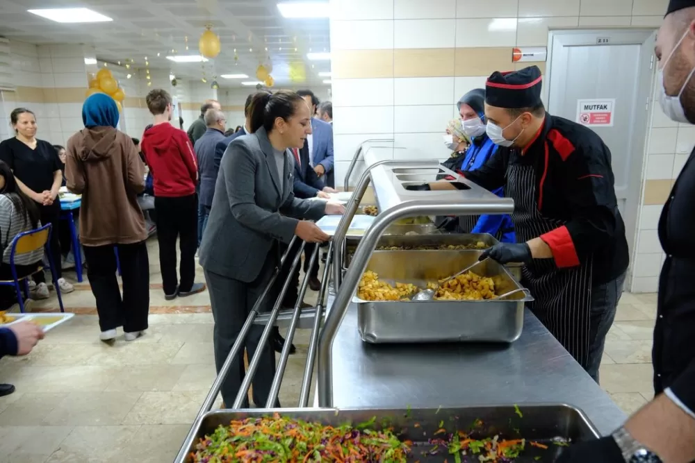 Burdur Valisi Bilgihan, Ercan Akın Fen Lisesi öğrencileriyle iftar sofrasında buluştu