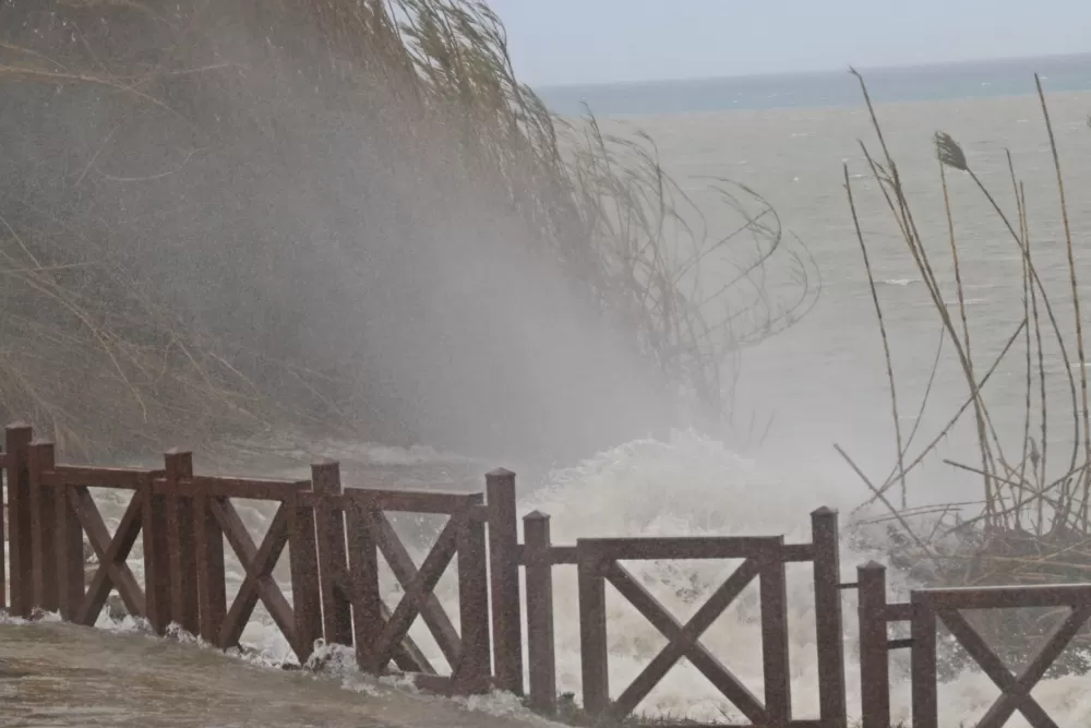 Düdenden akıp kahverengiye bürüdü! Dev dalgalar şelaleyi tersine döndürdü