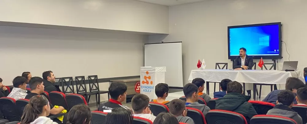 Gazeteci Hakan Bakar genç iletişimcilerle deneyimlerini paylaştı