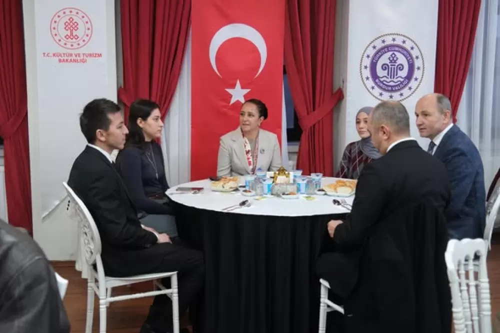 Burdur'da iftar sofrası gönülleri birleştirdi Vali Bilgihan vatandaşlarla buluştu