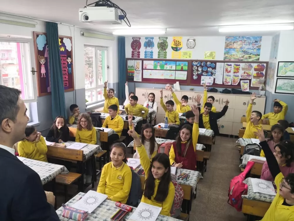 Bucak’ta eğitimde 'Kucaklaşma' mesaisi Kaymakam Kuruca ziyaret etti