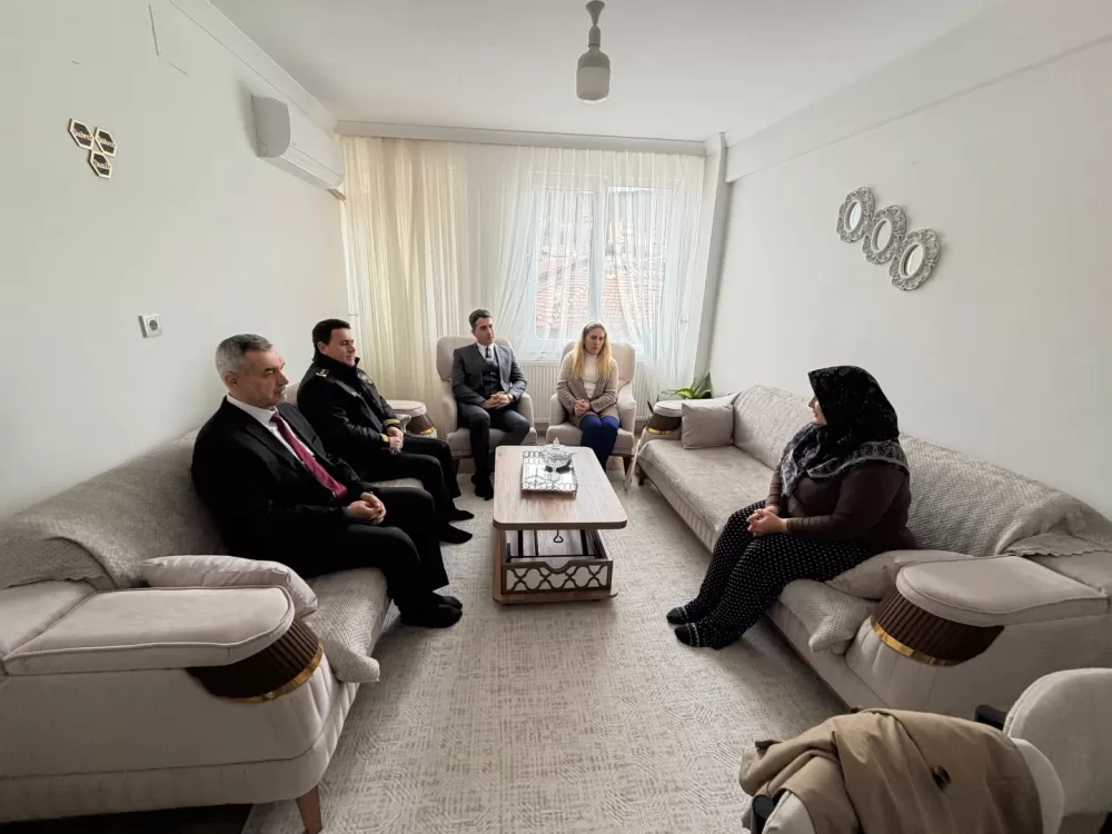 Bucak Kaymakamı Kuruca'dan depremde yakınlarını kaybeden aileye anlamlı ziyaret