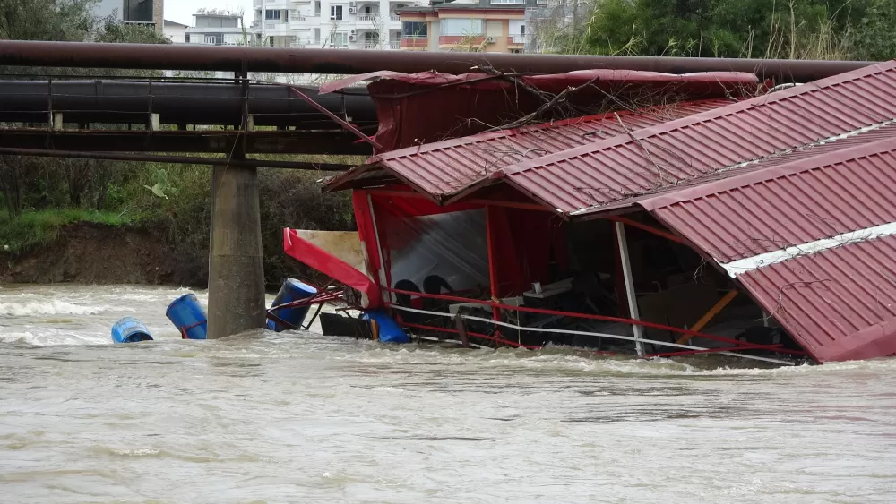 Alanya'da sağanak bilançosu! Dimçayı taştı, işletmeler sulara gömüldü  
