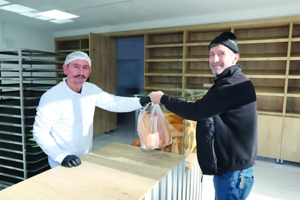 Elmalı'da 10 Liralık Halk Ekmeğe Yoğun İlgi Vatandaş Büfe Bekliyor!