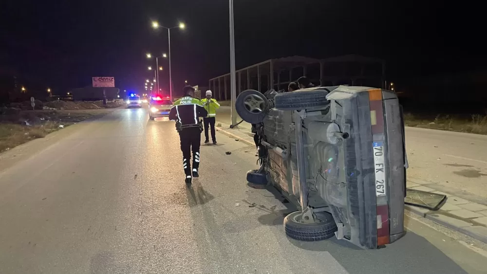    Karaman’da beton duba ve aydınlatma direğine çarpan otomobil yan yattı 2 yaralı