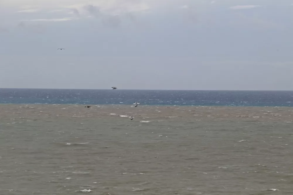 Düdenden akıp kahverengiye bürüdü! Dev dalgalar şelaleyi tersine döndürdü