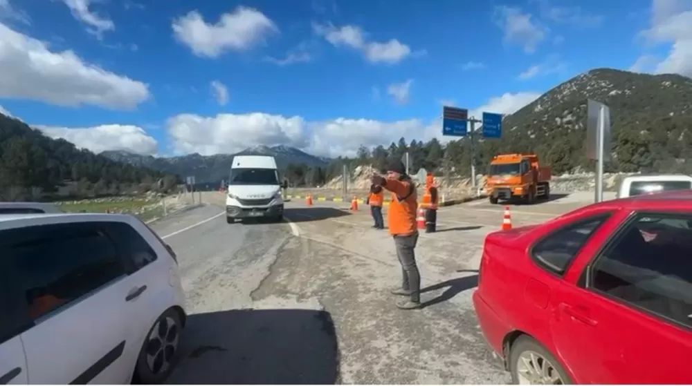 Dün yağan sağanak karayolunu göle döndürdü