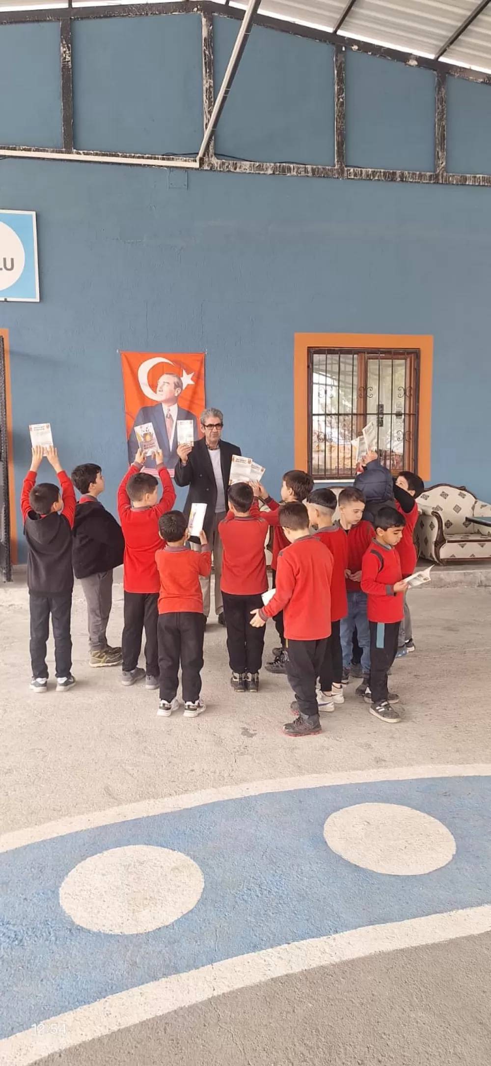 Şair Yıldız’dan minik yüreklere kitap seferberliği