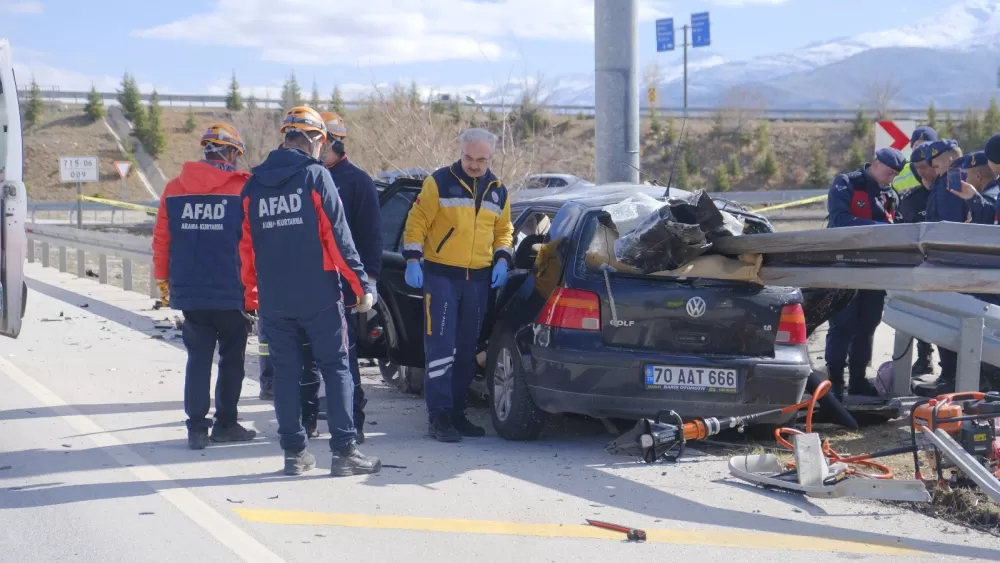   Karaman'da Otomobil bariyerlere ok gibi saplandı  Anne ve baba öldü, kız çocukları yaralandı