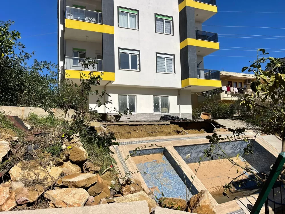 Sağanak sonrası apartman bahçesindeki havuz çöktü, 7 katlı apartman tahliye edildi