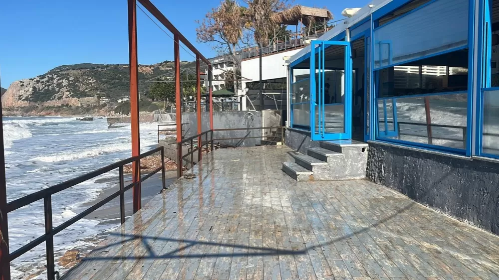 Alanya'da dalgalar balık lokantasını bastı