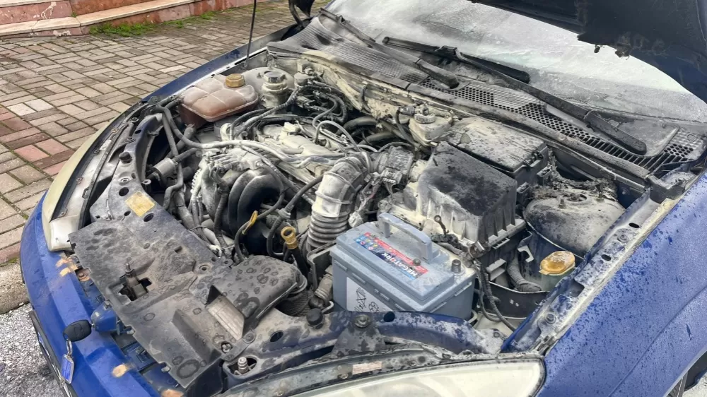 Alanya'da park halindeyken yanan otomobilin motor kısmında zarar oluştu