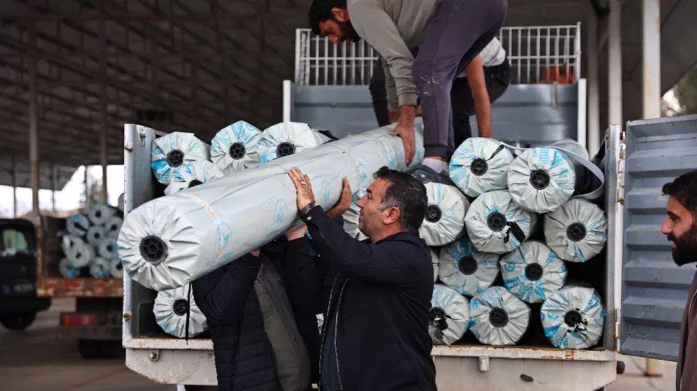 Antalya Büyükşehir'den hortum ve yağıştan zarar gören çiftçilere destek