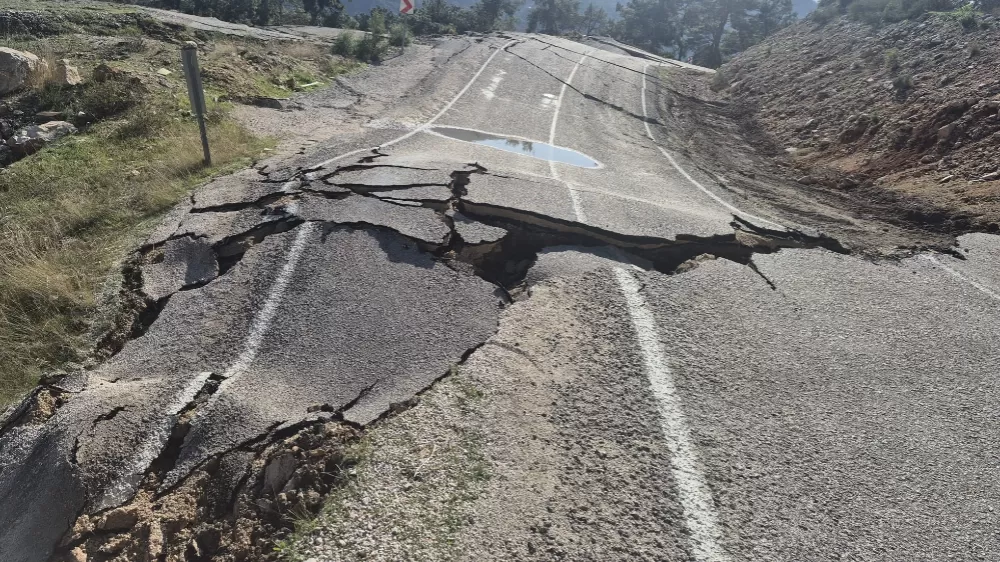 Antalya'da 3 mahallenin ulaşımını sağlayan yol çöktü