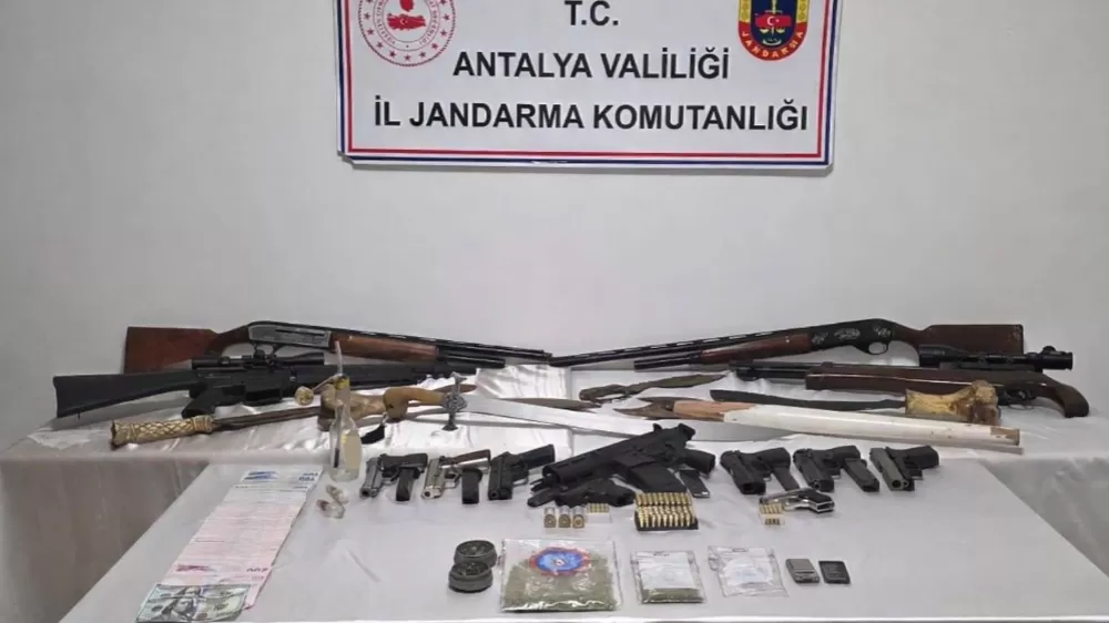 Antalya’da operasyon yapılan evde çok sayıda silah ele geçirildi