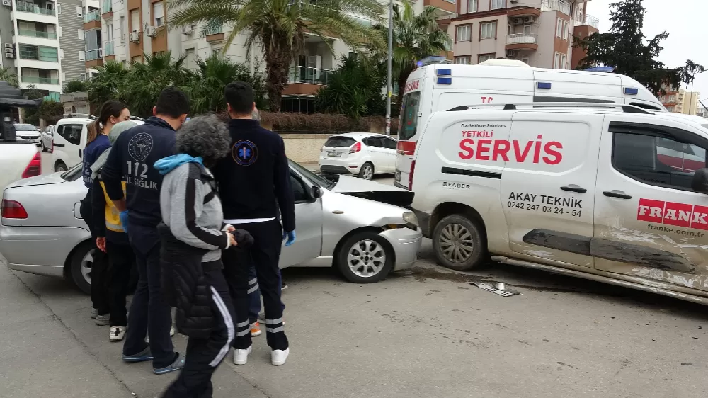 Antalya'da otomobil ile hafif ticari kavşakta çarpıştı: 3 yaralı