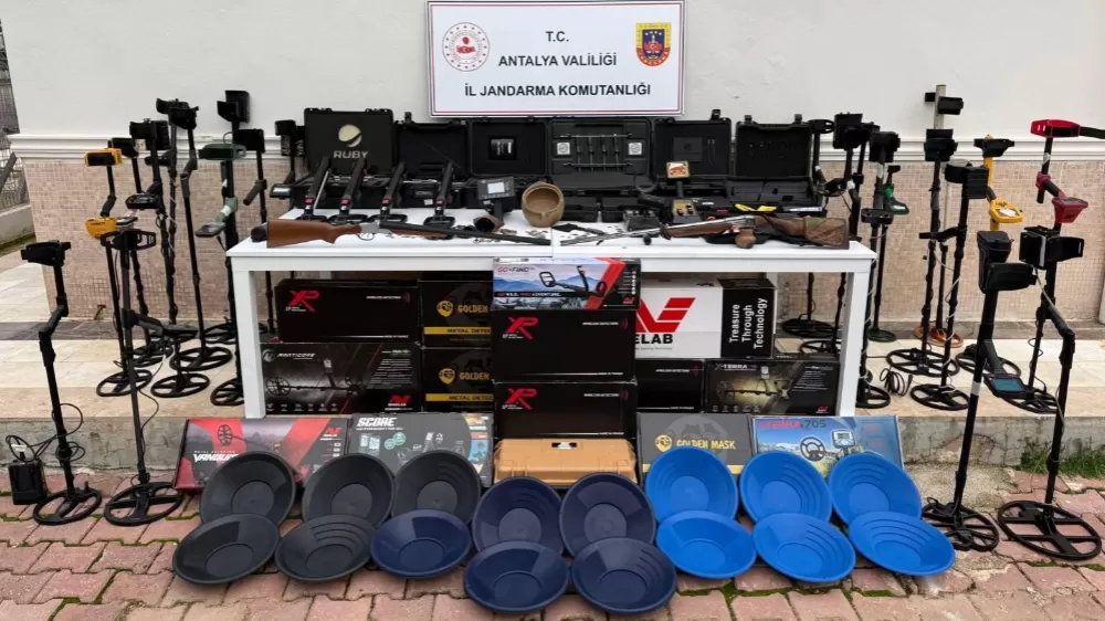 Antalya'da tarihi eser operasyonu: Milyonluk çok sayıda dedektör ve tarihi sikke ele geçirildi