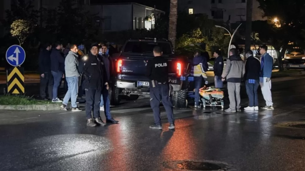    Antalya Gazipaşa’da kamyonet refüje çıktı 2 yaralı