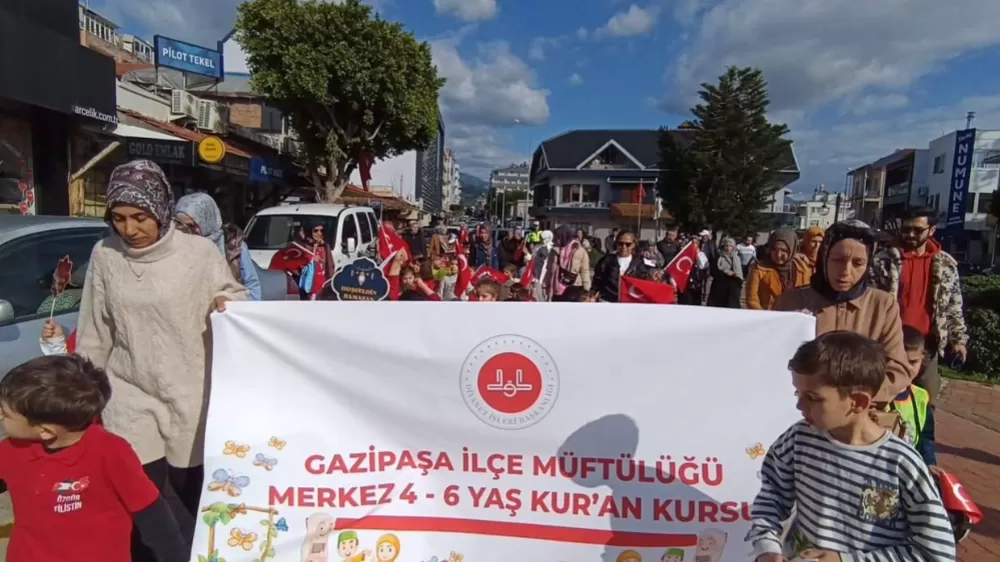 Antalya Gazipaşa'da Minikler Ramazan davullarıyla renkli görüntüler oluşturdu