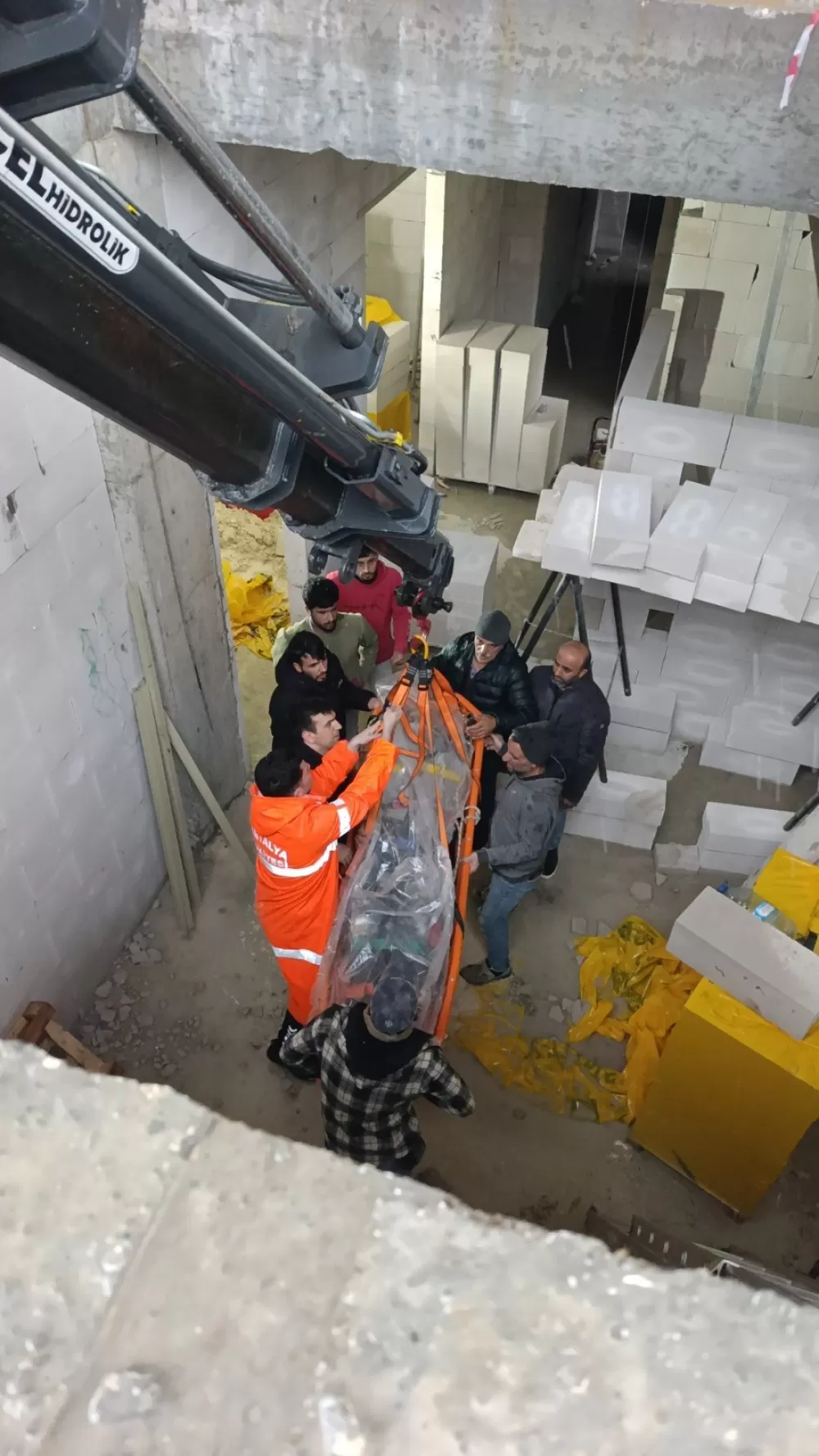 Antalya'da inşaat boşluğuna düştü! Vinç yardımıyla kurtarıldı