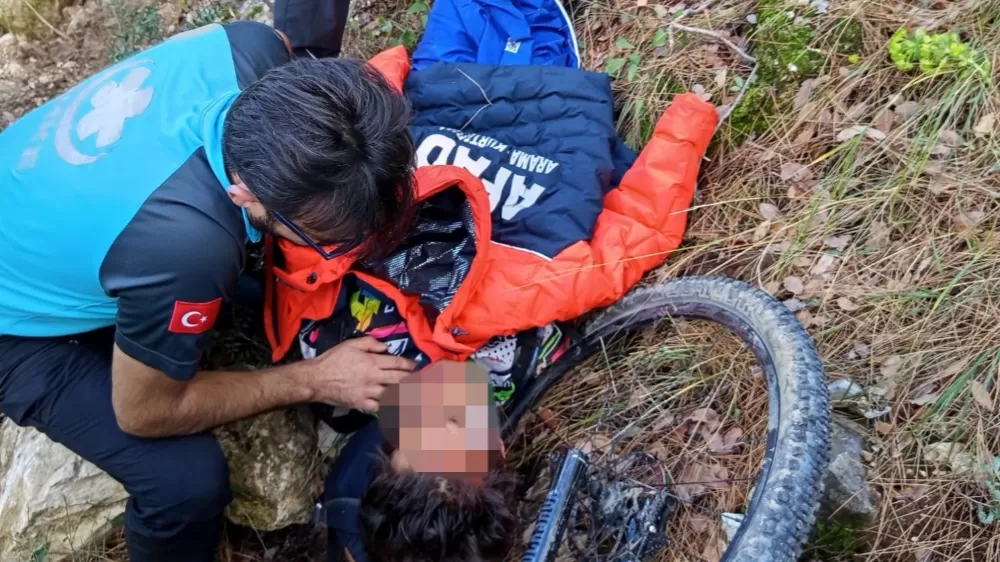 Bisiklet sürücüsü 10 metrelik şarampole yuvarlandı