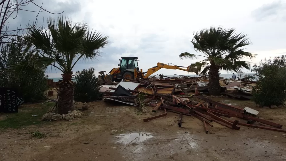 Side büyük plajda günübirlik 15 işletme yıkıldı