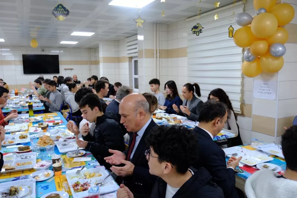 Burdur Valisi Bilgihan, Ercan Akın Fen Lisesi öğrencileriyle iftar sofrasında buluştu