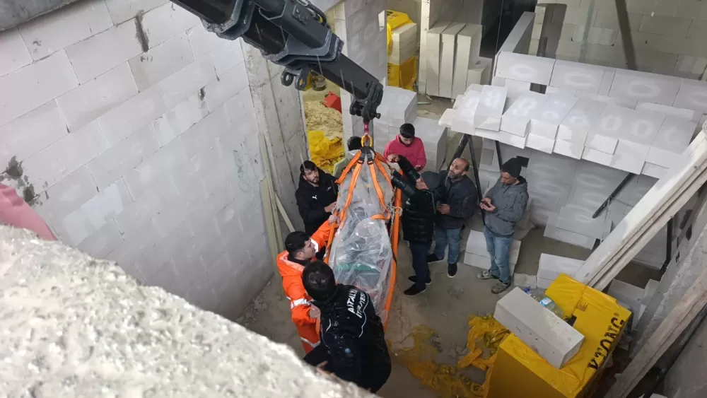 Antalya'da inşaat boşluğuna düştü! Vinç yardımıyla kurtarıldı