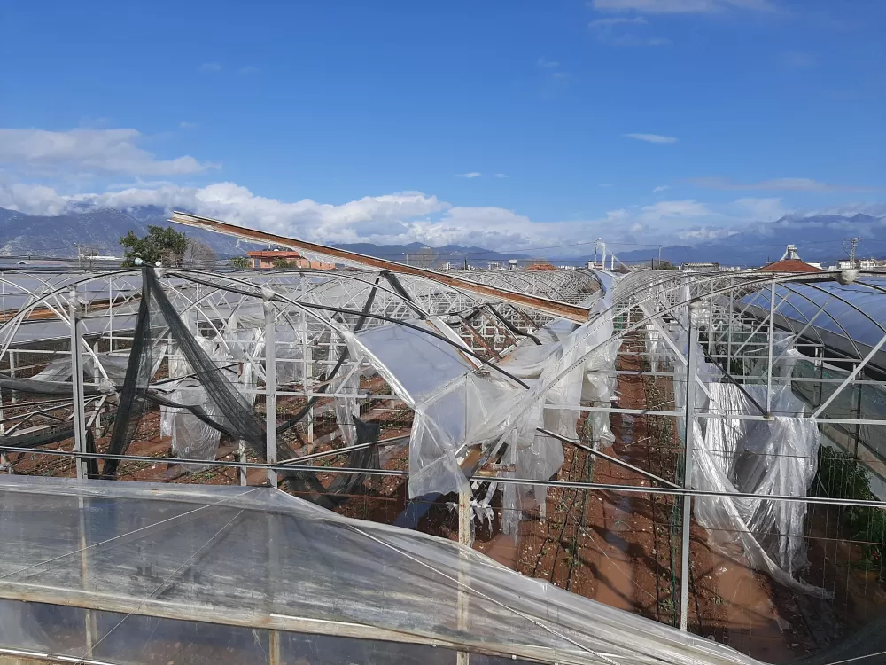 Kumluca'da hortum seraları parçaladı