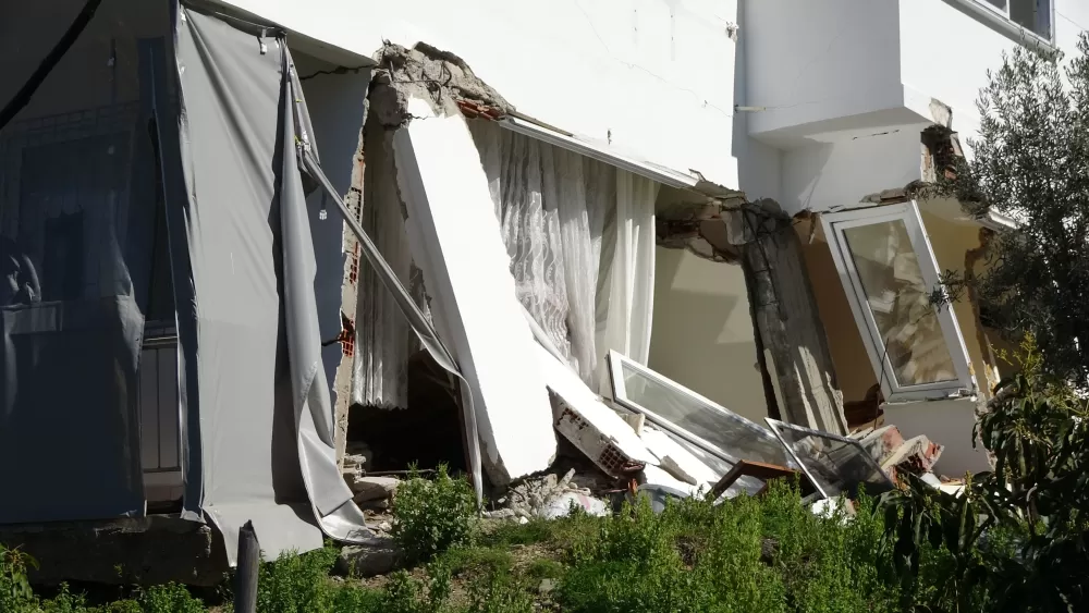 Antalya'da heyelan riski 3 bina tahliye edildi, sokak trafiğe kapatıldı