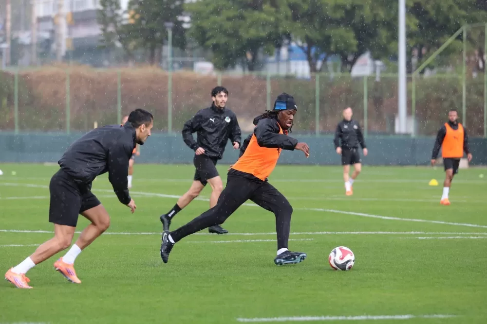 Alanyaspor'da Galatasaray mesaisi Teknik Direktör Pereira'ya doğum günü sürprizi