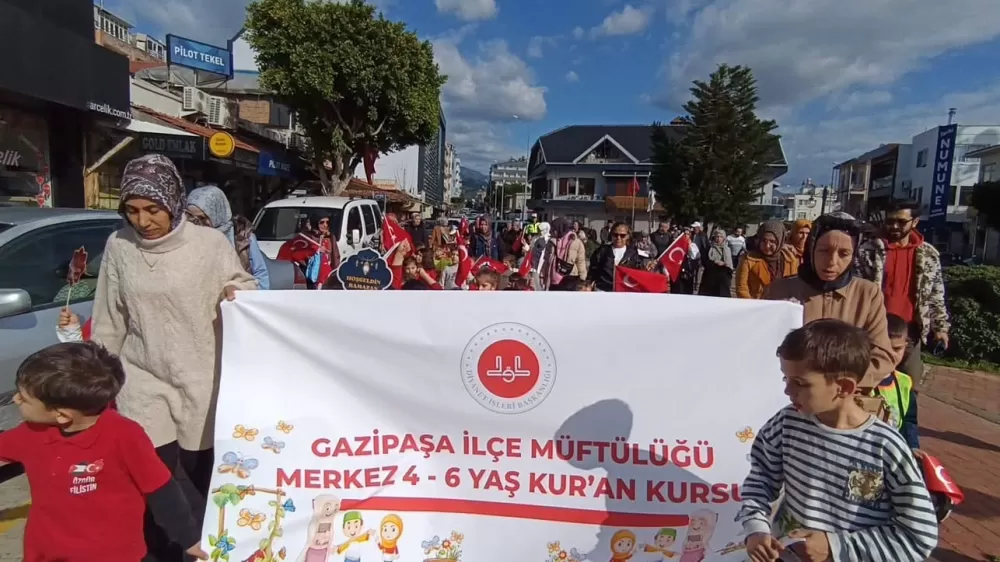 Antalya Gazipaşa'da Minikler Ramazan davullarıyla renkli görüntüler oluşturdu