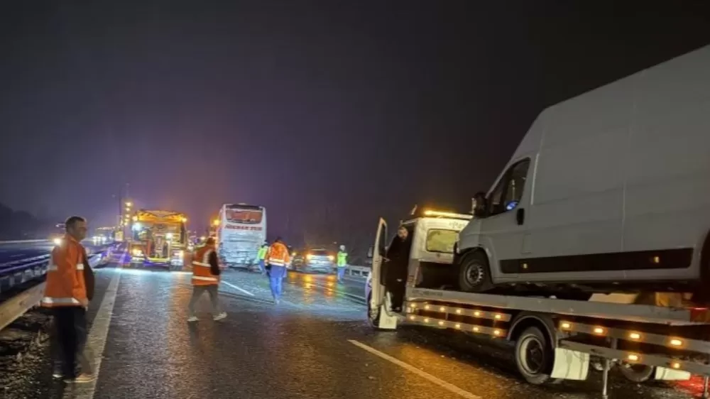 Dumandan Göremediler Sakarya'da 16 aracın karıştığı zincirleme kazada 4'ü ağır 13 yaralı