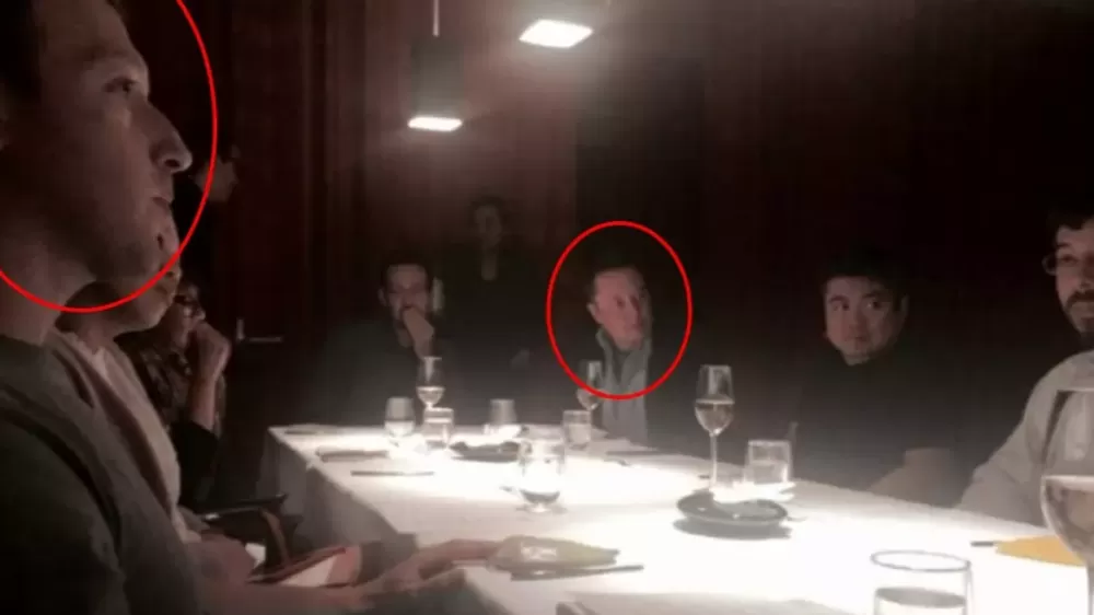 Dünya bu fotoğrafın peşinde Aynı masadaki iki dev isim şok etkisi yarattı