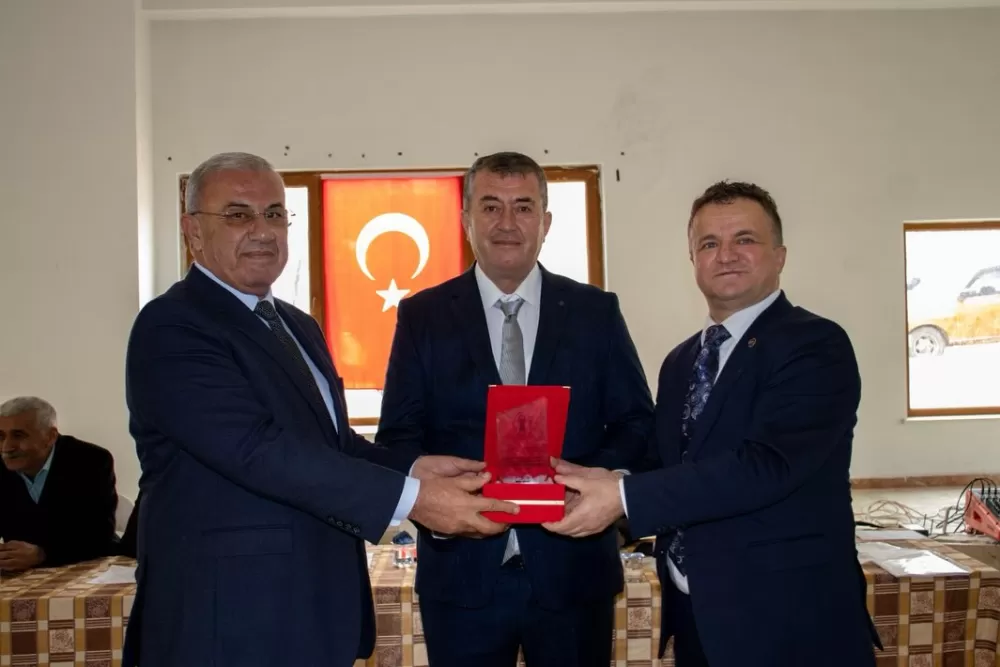 Karamanlı'da cemiyet başkanını seçti! Başkan Gökbayrak güven tazeledi