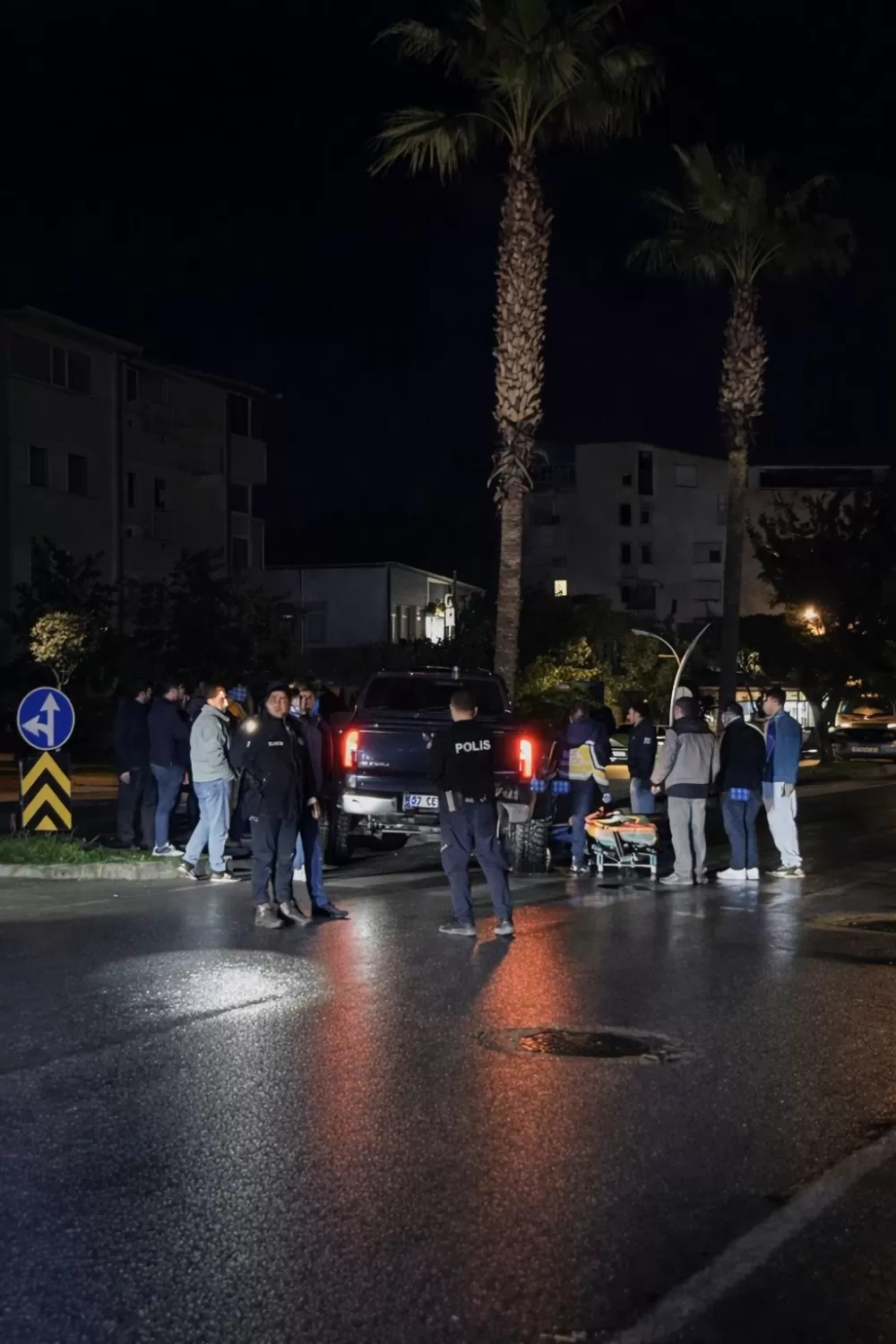 Gazipaşa’da kamyonet refüje çıktı: 2 yaralı