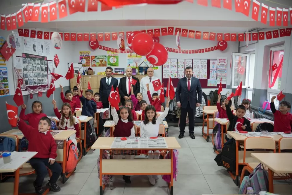 Isparta'daki okullarda ikinci yarıyılın ilk dersi bayrak sevgisi oldu