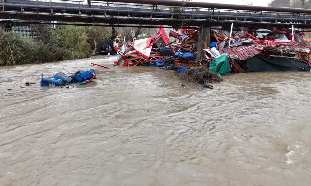 Alanya'da sağanak bilançosu! Dimçayı taştı, işletmeler sulara gömüldü  