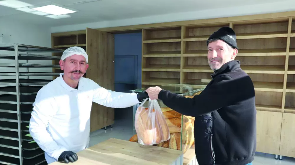 Elmalı'da 10 Liralık Halk Ekmeğe Yoğun İlgi Vatandaş Büfe Bekliyor!