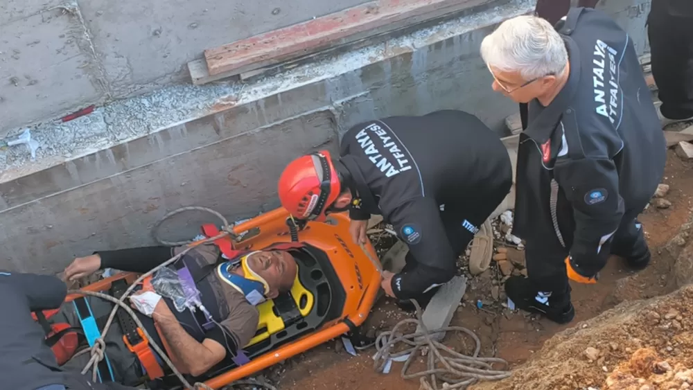 Antalya’da inşaatta toprağın azizliğine uğradı Basket sedyeyle ipli düzenek kuruldu!