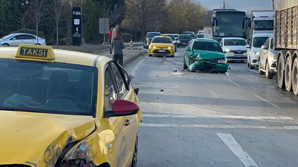 Eskişehir Ankara Yolunda   Otomobil ticari taksiye çarptı, 3 kişi yaralandı