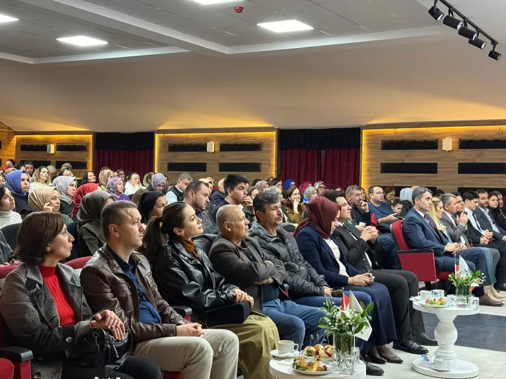Bucak'ta “Dijital Aile” semineri yoğun katılımla gerçekleştirildi