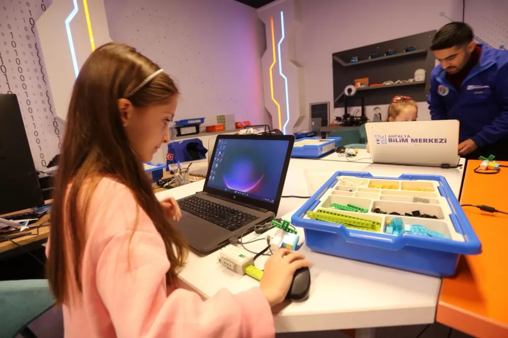 Antalya Bilim Merkezi'nde sömestir tatilinde üretim odaklı bilim kampları yapıldı